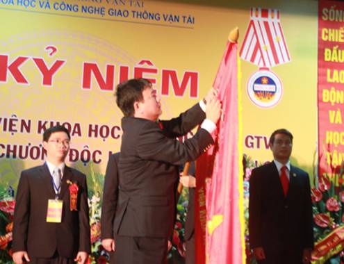 Thay mặt Đảng, Nh&agrave; nước, Bộ trưởng đ&atilde; Hu&acirc;n chương Độc lập hạng nh&igrave; cho Viện KH&CN GTVT