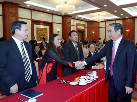 Đồng ch&iacute; L&ecirc; Hồng Anh v&agrave; c&aacute;c đại biểu tr&iacute; thức, nh&agrave; khoa học. Ảnh: TTXVN