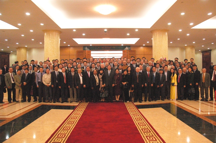 Đồng ch&iacute; L&ecirc; Hồng Anh v&agrave; đồng ch&iacute; Đinh Thế Huynh với c&aacute;c nh&agrave; khoa học  đại diện cho đội ngũ tr&iacute; thức khoa học v&agrave; c&ocirc;ng nghệ cả nước tại buổi gặp mặt.
