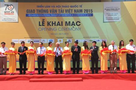 Ph&oacute; Chủ tịch Quốc hội U&ocirc;ng Chu Lưu v&agrave; c&aacute;c đại biểu dự Lễ cắt băng khai mạc Hội thảo v&agrave; Triển l&atilde;m quốc tế ng&agrave;nh GTVT