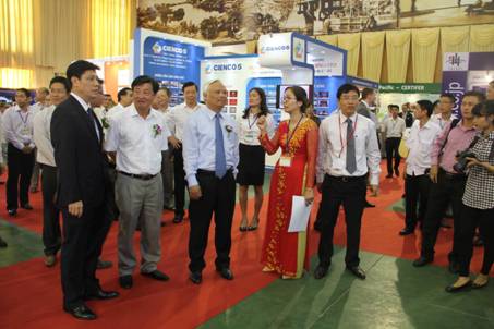 Ph&oacute; Chủ tịch Quốc hội U&ocirc;ng Chu Lưu tham quan gian hạn của Bộ GTVT