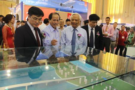 Ph&oacute; Chủ tịch Quốc hội U&ocirc;ng Chu Lưu c&ugrave;ng c&aacute;c đại biểu tham quan một số gian h&agrave;ng kh&aacute;c tại buổi Lễ